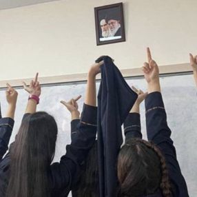İran'da öğrenciler, Hamaney ve Humeyni'nin fotoğrafına el hareketi yaptı