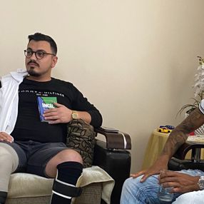 Josef de Souza taraftara İncil hediye etti