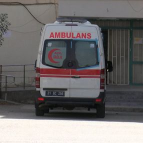 Diyarbakır'da, zihinsel engelli şahıs 80 ambulansa zarar verdi