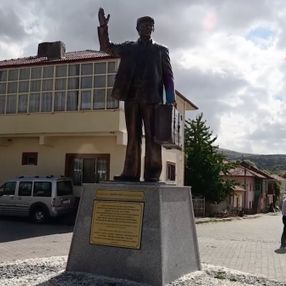 Yozgat'taki tek CHP'li belediyeden heykel hizmeti