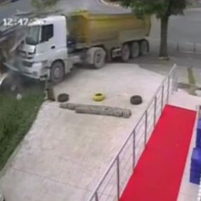 Düzce'de kontrolden çıkan kamyon taksi durağına daldı