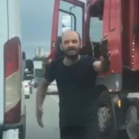 Maltepe'de tır şoförü, kavga ettiği otomobil sürücüsünü ezmeye çalıştı