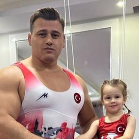 Rıza Kayaalp minik kızı ile güreşti