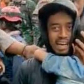Endonezya'da bir çocuk, depremden 2 gün sonra enkazdan kurtarıldı