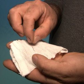 Arnavutköy'de ekmeğin içinden 2.5 santim tel çıktı