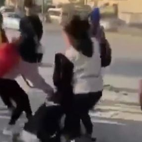 Adana'da liseli kızların kavgasını arkadaşları gülerek kaydetti