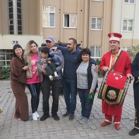 Balıkesir'de dedesi, Çin'den gelen torununu mehter marşı ile karşıladı