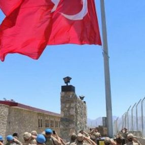 Hakkari'de karakola dev Türk bayrağı