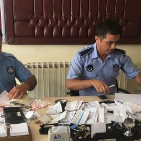 Kendine bilet aldıran dilencinin oyununu zabıta bozdu