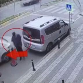 Direksiyon başında uyuyan sürücü park halindeki araca çarptı