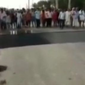 Köprünün yıkılmasına aldırış etmeyen meraklı kalabalık