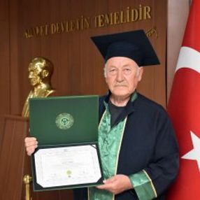 Cezaevinde ikinci üniversiteden mezun oldu