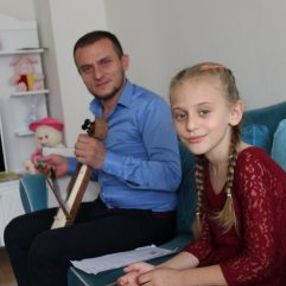 Rize'de atma türkü icra eden baba-kız