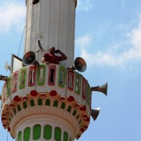 Telefonla konuşmak için minareye çıkan mahalleli