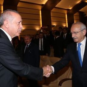 Erdoğan ve Kılıçdaroğlu birbirlerine bakmadan tokalaştı