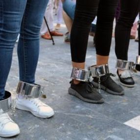 Tayin isteyen öğretmenler ayak bileklerine pranga taktı