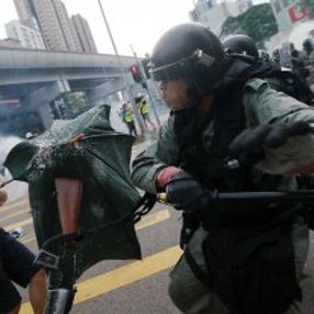 Hong Kong'da polis göstericilere şiddet uyguladı