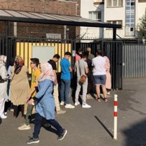 Gurbetçiler emeklilik fırsatını kaçırmamak için kuyrukta