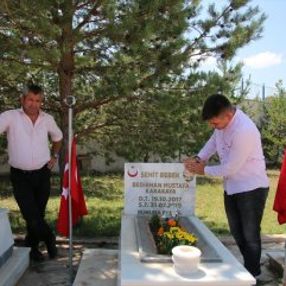 Şehit Bedirhan bebek ve annesi mezarları başında anıldı