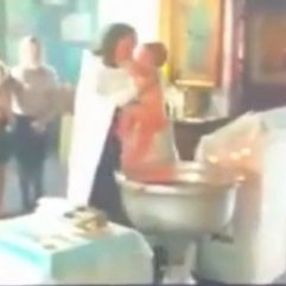 Yeni doğan bebeğe vaftiz sırasında şiddet uygulayan papaz