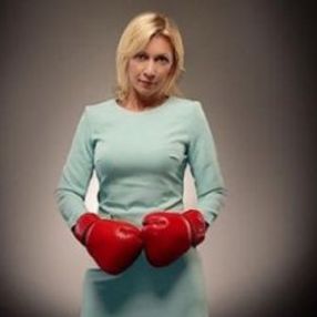Rusya sözcüsü Zaharova boks eldivenleriyle poz verdi