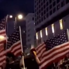 Hong Kong'ta göstericiler Amerikan bayrağı açtı