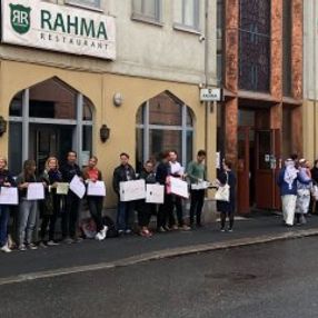 Norveçliler cami önünde nöbete başladı