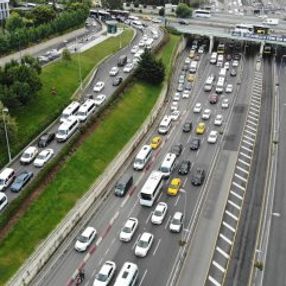 İstanbul'da tatil dönüşü trafik yoğunluğu başladı