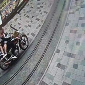 Beyoğlu'nda motosikletiyle 3 kadını yaraladı