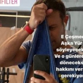 Mustafa Sandal kaslarını gösterdi