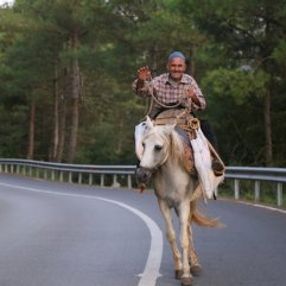 60 yıldır at üstüne elma satan Hataylı