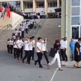 Kadıköy'de yeni öğrenciler simit atılarak karşılandı
