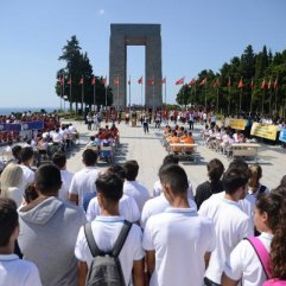 700 öğrenci Şehitler Abidesi'nde ilk derslerini aldı