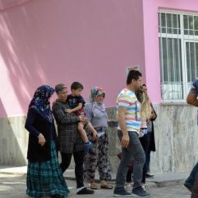 Mahalleli okulda kaybolan çocuk için seferber oldu
