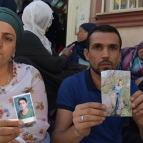 Diyarbakır'da HDP önünde ailelerin nöbeti sürüyor