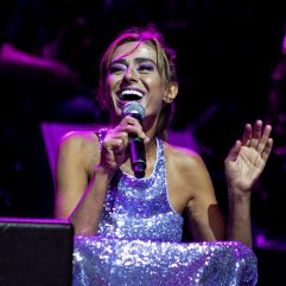Yıldız Tilbe sahneye terlikle çıktı