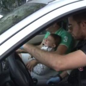 Arabadaki bebeği polis ekipleri hastaneye götürdü