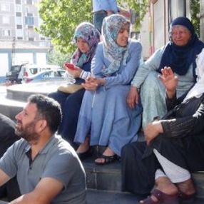 HDP binasının önünde eylem yapan aileler koruma altında