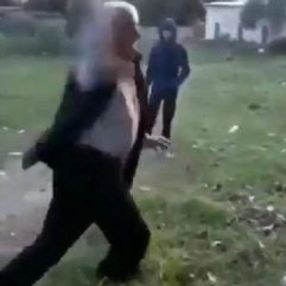 Kocaeli'de yaşlı adamdan taşlı saldırı