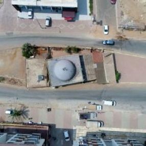 İki yolun ortasında kalan cami