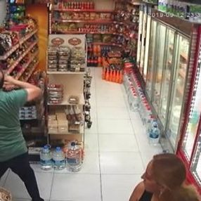 Marketten para çalan hırsız sert kayaya çarptı