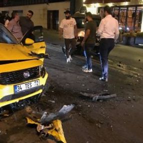 İstanbul'da alkollü sürücü süratle taksiye çarptı