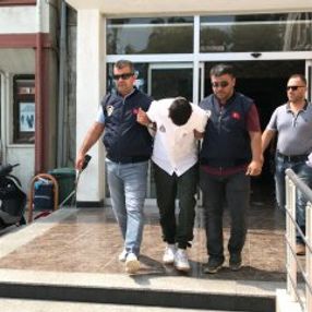 Otobüs durağında bekleyen kadının telefonunu çaldı
