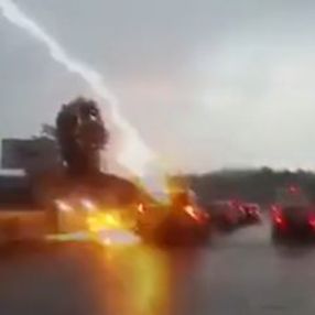 Rusya'da trafikte ilerleyen bir otomobile yıldırım çarptı