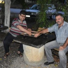 Kahvedeki taş masanın, yön tabelası olduğu anlaşıldı