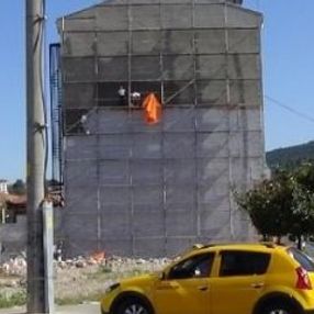 İşçilerin tehlikeli mesaisi