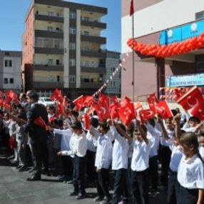 Şırnak'ta terör örgütünün hedef aldığı okullarda eğitim başladı
