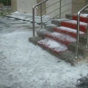 Erzurum'a dolu yağdı, vatandaşlar hazırlıksız yakalandı