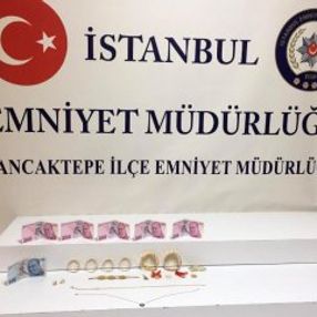 İçinde altın ve para olan çantayı aracın üzerinde unuttu