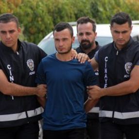 Babasına at yarışı oynatan bayi sahibini öldürdü